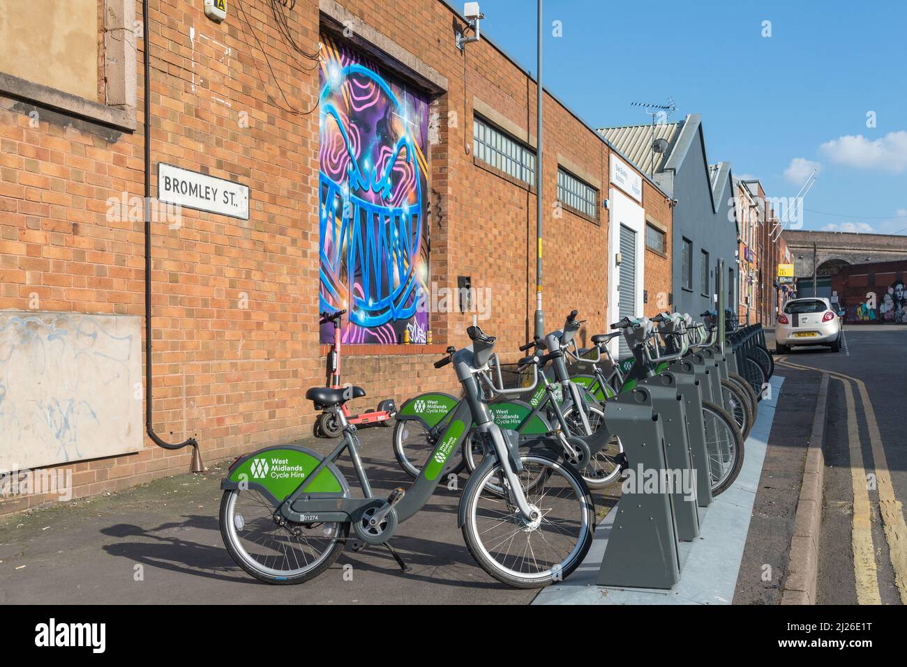 Fila de West Midlands Alquiler de bicicletas en espera de alquiler en Digbeth, Birmingham Foto de stock