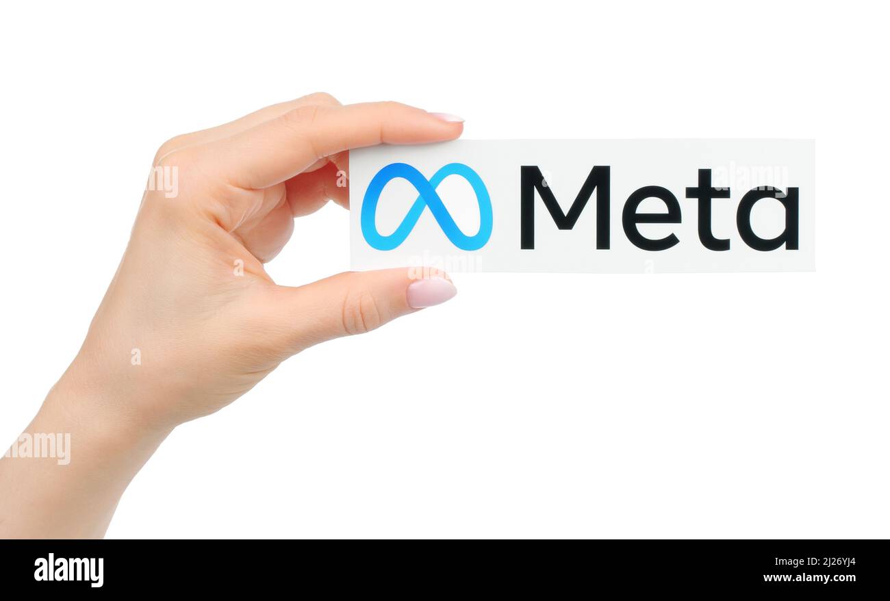 Kiev, Ucrania - 20 de enero de 2022: La mano sostiene el logotipo Meta, impreso en papel. Facebook, el gigante de las redes sociales, está recalificando como Meta Foto de stock