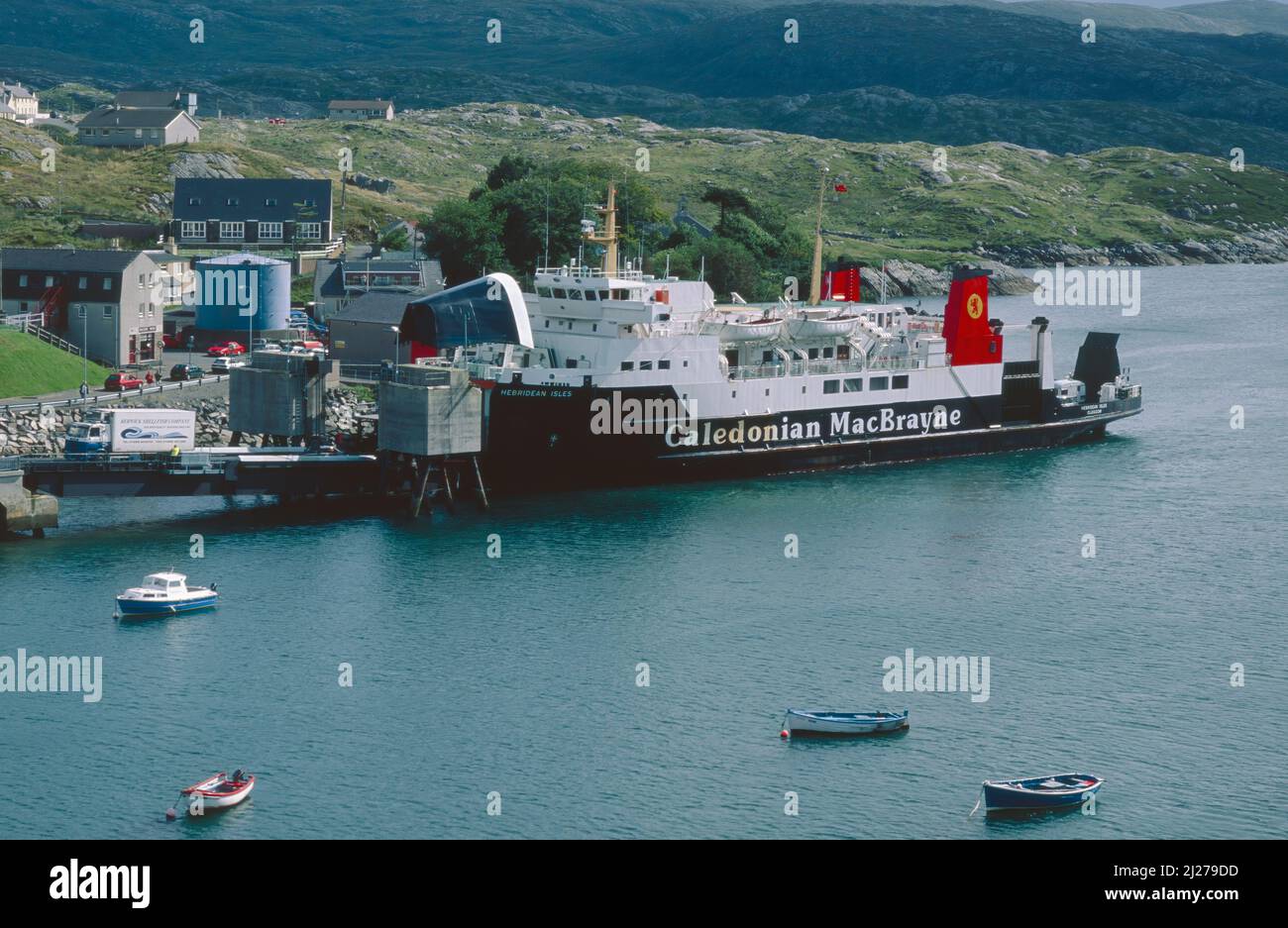 Ferry de Calmac MV Hebidean Isles en Tarbert en la Isla de Harris en 1996 Foto de stock
