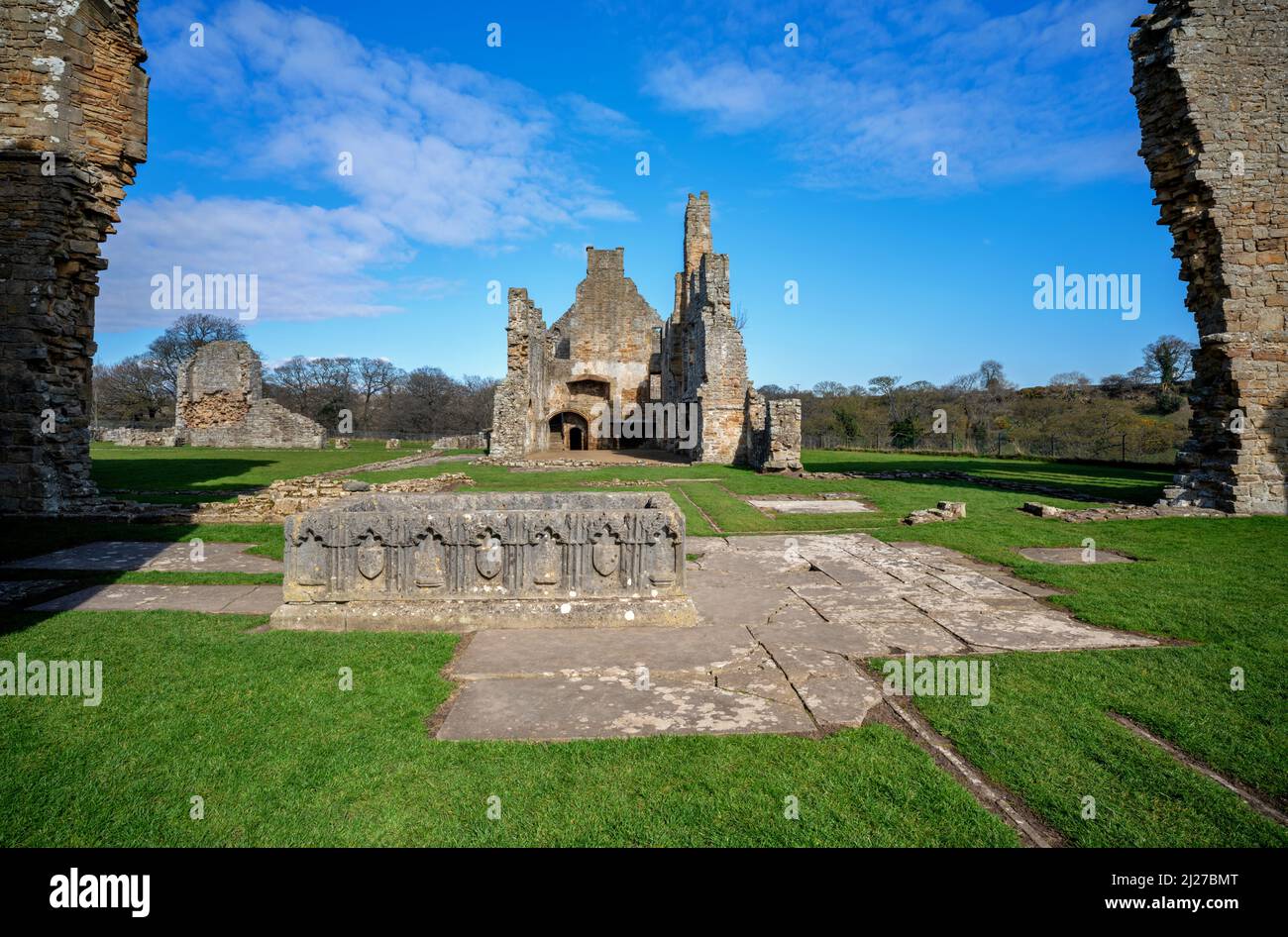 Ruinas de la abadía de Egglestone a orillas del río Tees en el condado de Durham Foto de stock