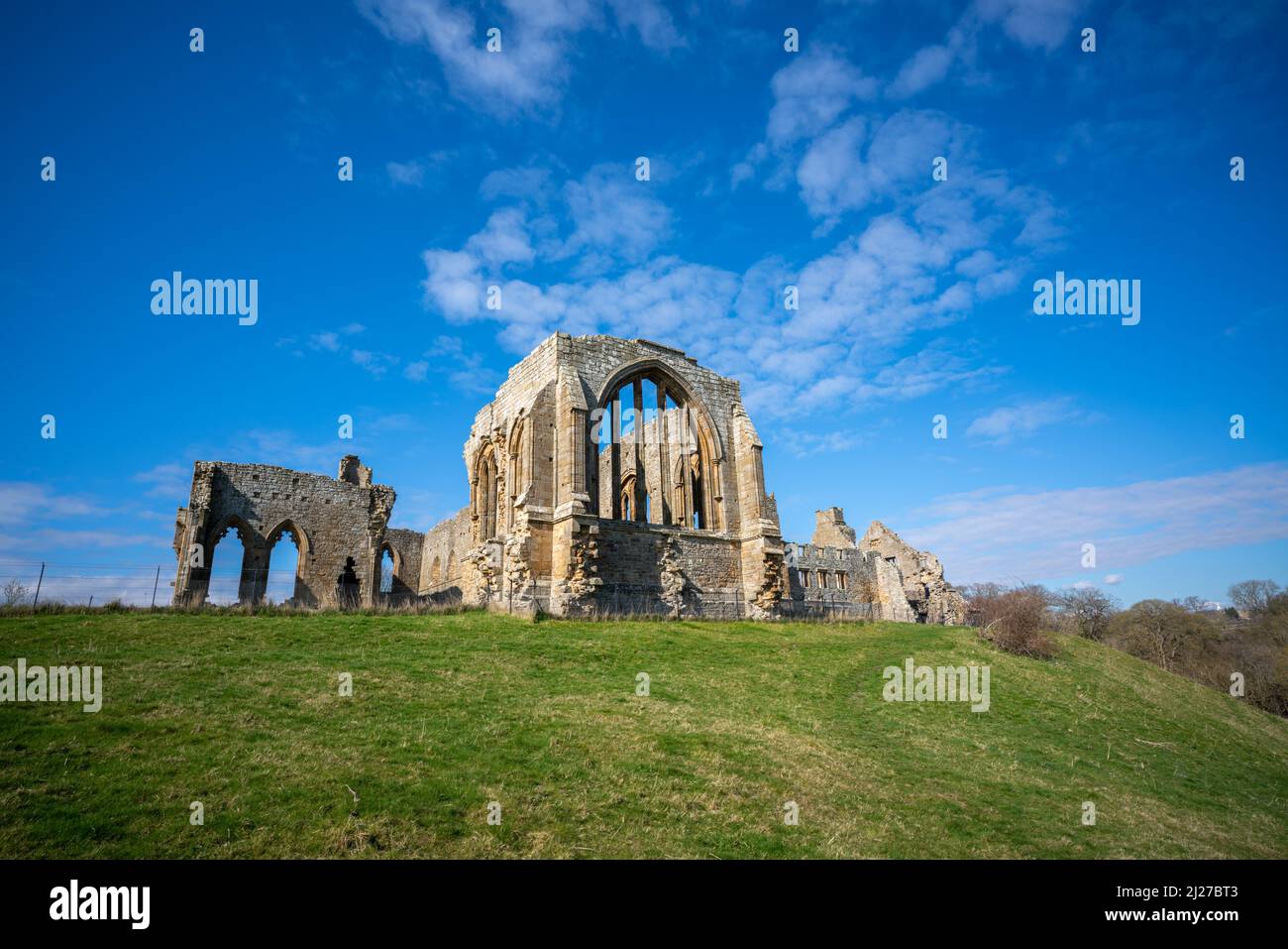 Ruinas de la abadía de Egglestone a orillas del río Tees en el condado de Durham Foto de stock