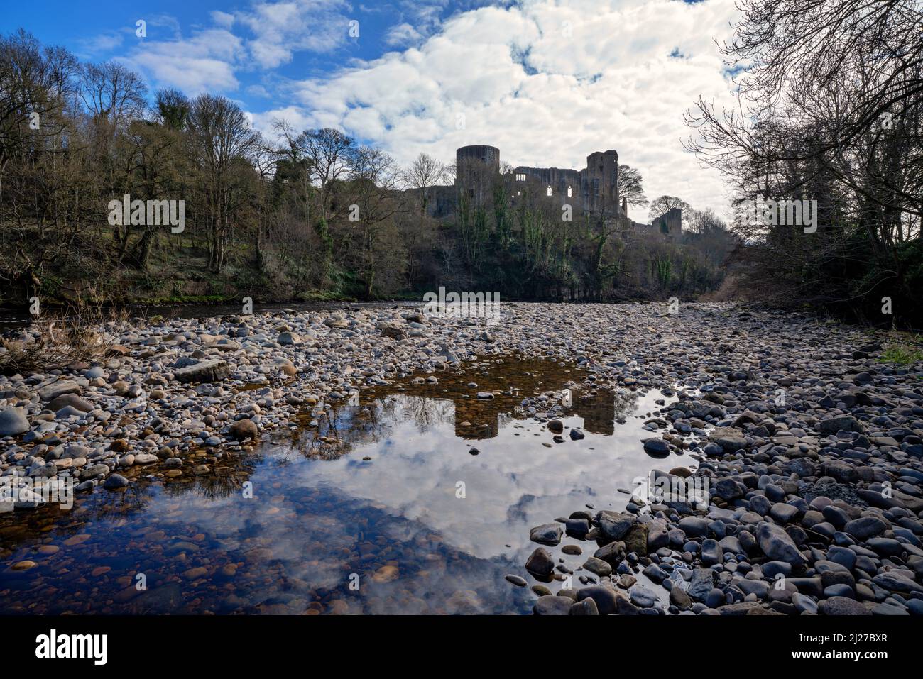 Castillo de Barnard en el río Tees en el condado de Durham Foto de stock
