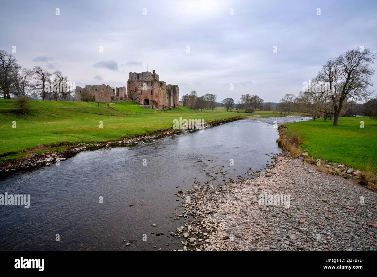 Brougham Castillo en el río Eamont en Penrith, Cumbria, Inglaterra. Foto de stock