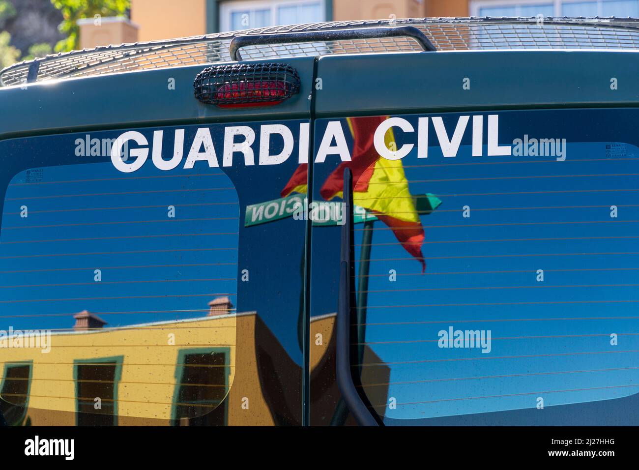 Inscripción de la Guardia Civil con bandera española en la ventana trasera de un vehículo de emergencia Foto de stock