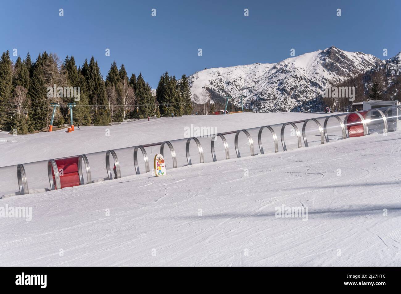 Ski conveyor belt fotografías e imágenes de alta resolución - Alamy