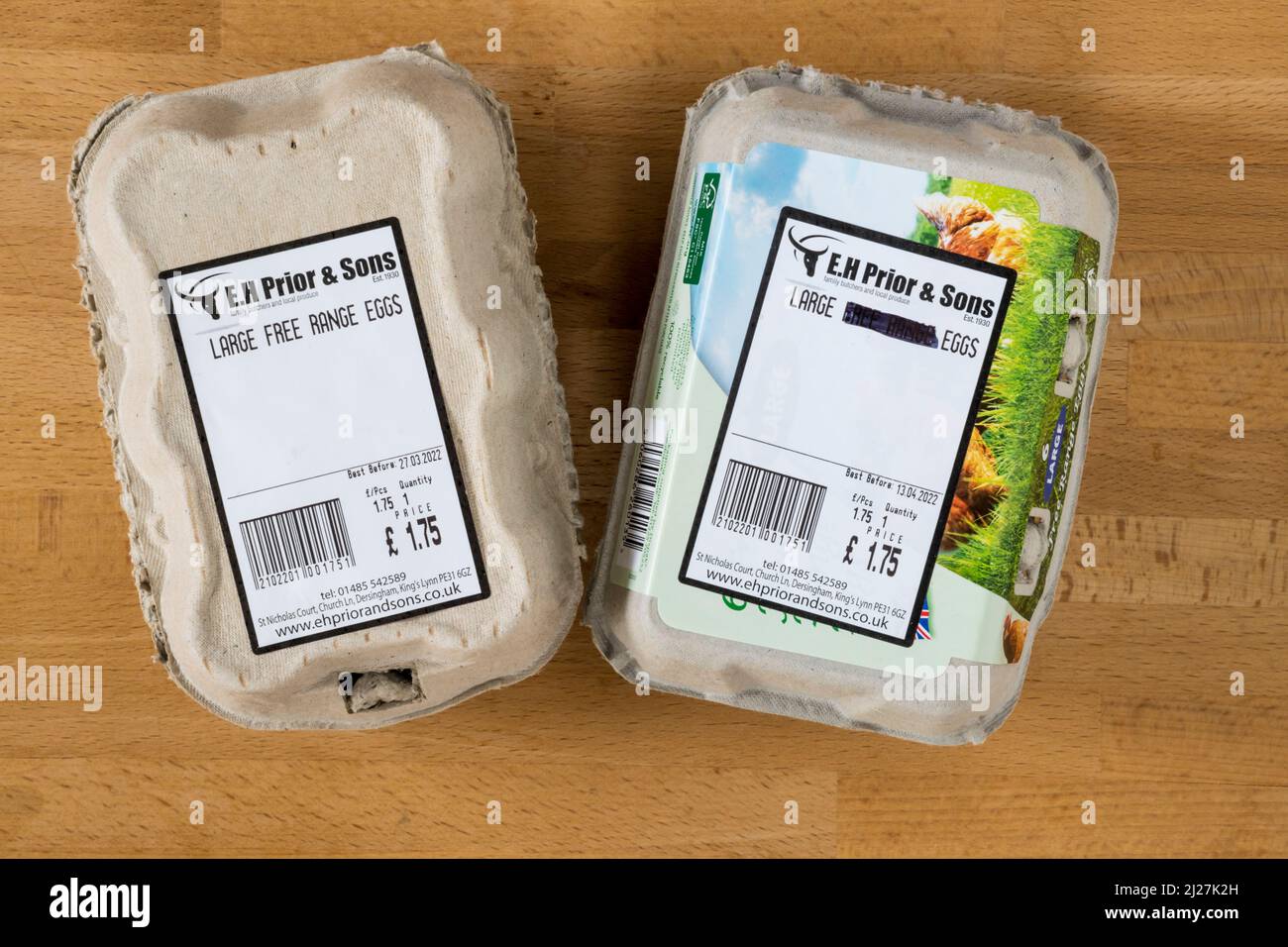 Etiquetas de cajas de huevos modificadas por la tienda para mostrar que los huevos ya no pueden ser descritos como de libre rango mientras que las gallinas se alojaron en el interior durante el brote de gripe aviar de 2022 Foto de stock