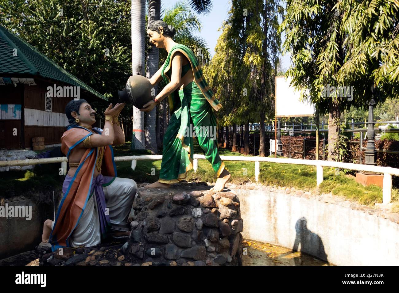 Hermosa vista de las esculturas de cemento indio hombre y mujer en el jardín de roca de la roca de la ciudad: El jardín de la roca de la ciudad: El jardín de la roca de la ciudad de los años 31,2022, Karnataka, India-enero Foto de stock