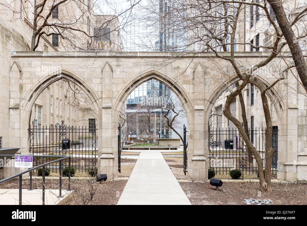 Una pasarela arqueada en el campus de la Universidad Northwestern en el centro de Chicago. Foto de stock
