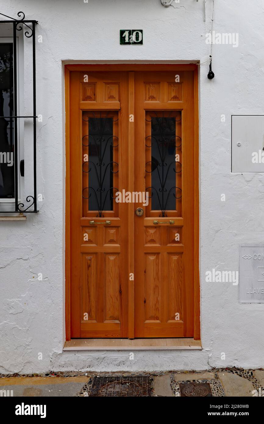 Una antigua puerta de madera en las calles secundarias de la ciudad  española de Estepona en la Costa del Sol Fotografía de stock - Alamy