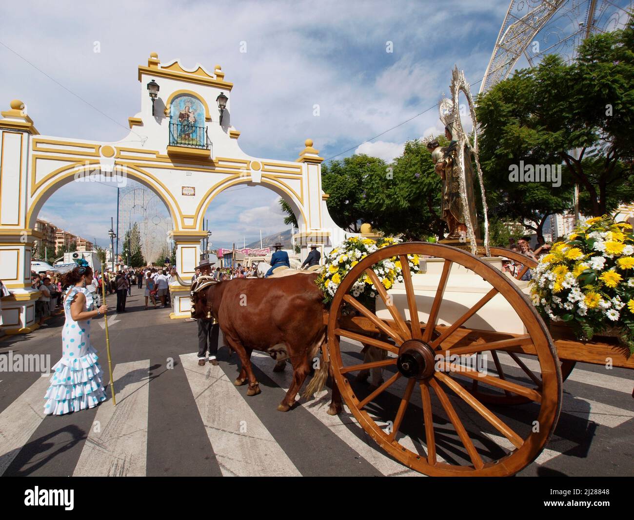 Carros de buey entrando en el recinto ferial de Fuengirola durante su
