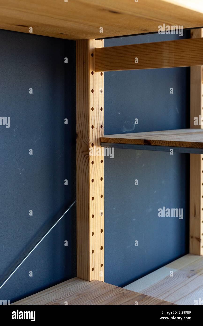 Estantes simples de madera para guardar cosas en el apartamento Fotografía  de stock - Alamy