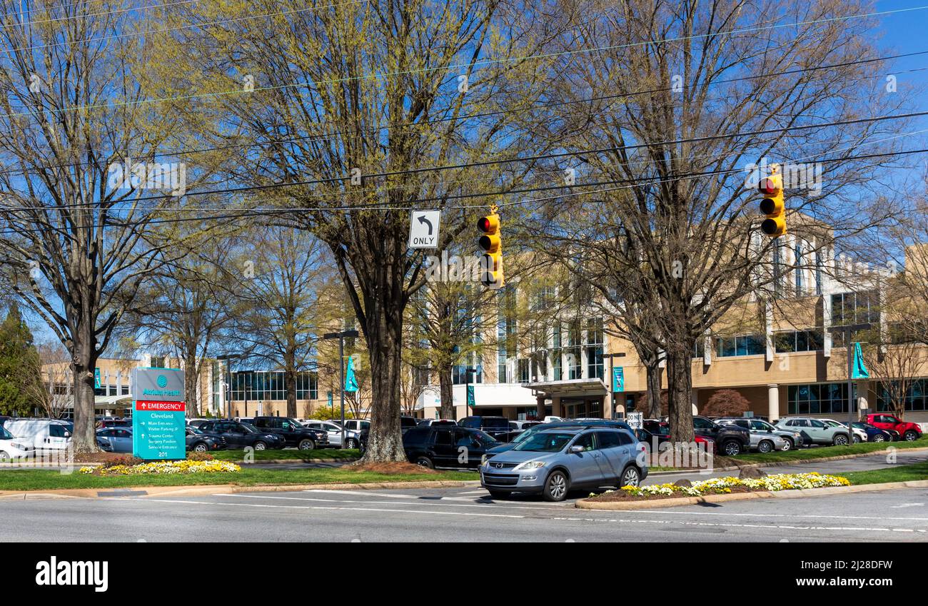 SHELBY, NC, EE.UU.-28 DE MARZO de 2022: Entrada al Hospital de Salud Atrium, mostrando el edificio, el estacionamiento, y la señal de monumento direccional en la calle. Foto de stock
