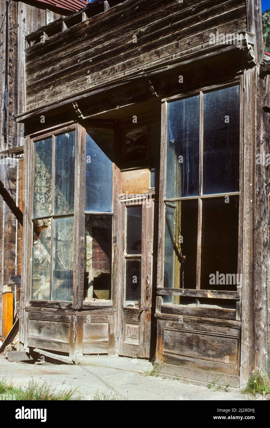 CO: Clear Creek County, Upper Clear Creek Valley, Silver Plume, False edificio de madera frontal, decrépito y abandonado [Pida #140,046.] Foto de stock