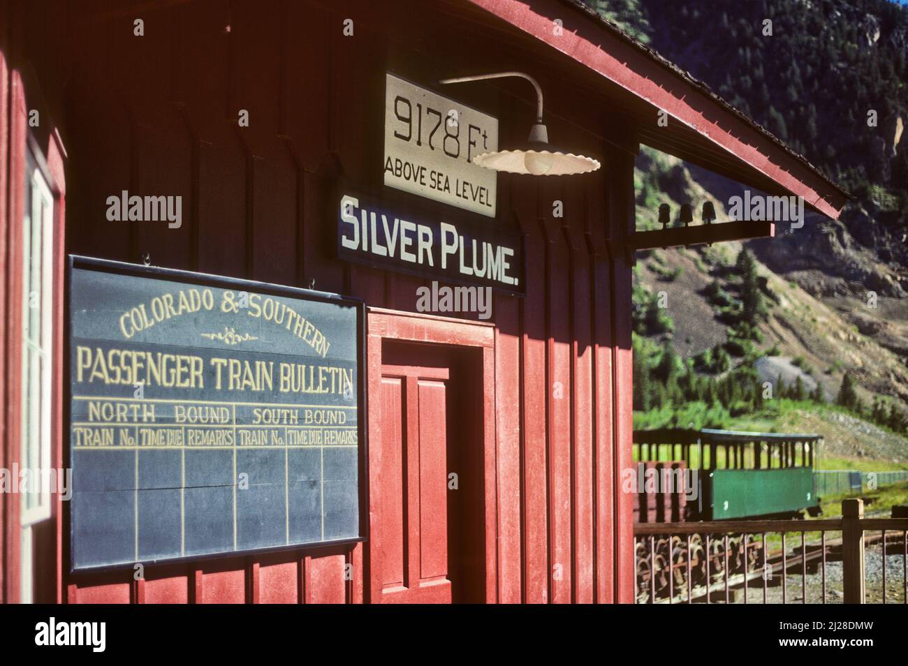 CO: Condado de Clear Creek, Upper Clear Creek Valley, Silver Plume, Distrito Minero Histórico de Georgetown Loop; estación de ferrocarril de Silver Plume [Pida el número 140. Foto de stock