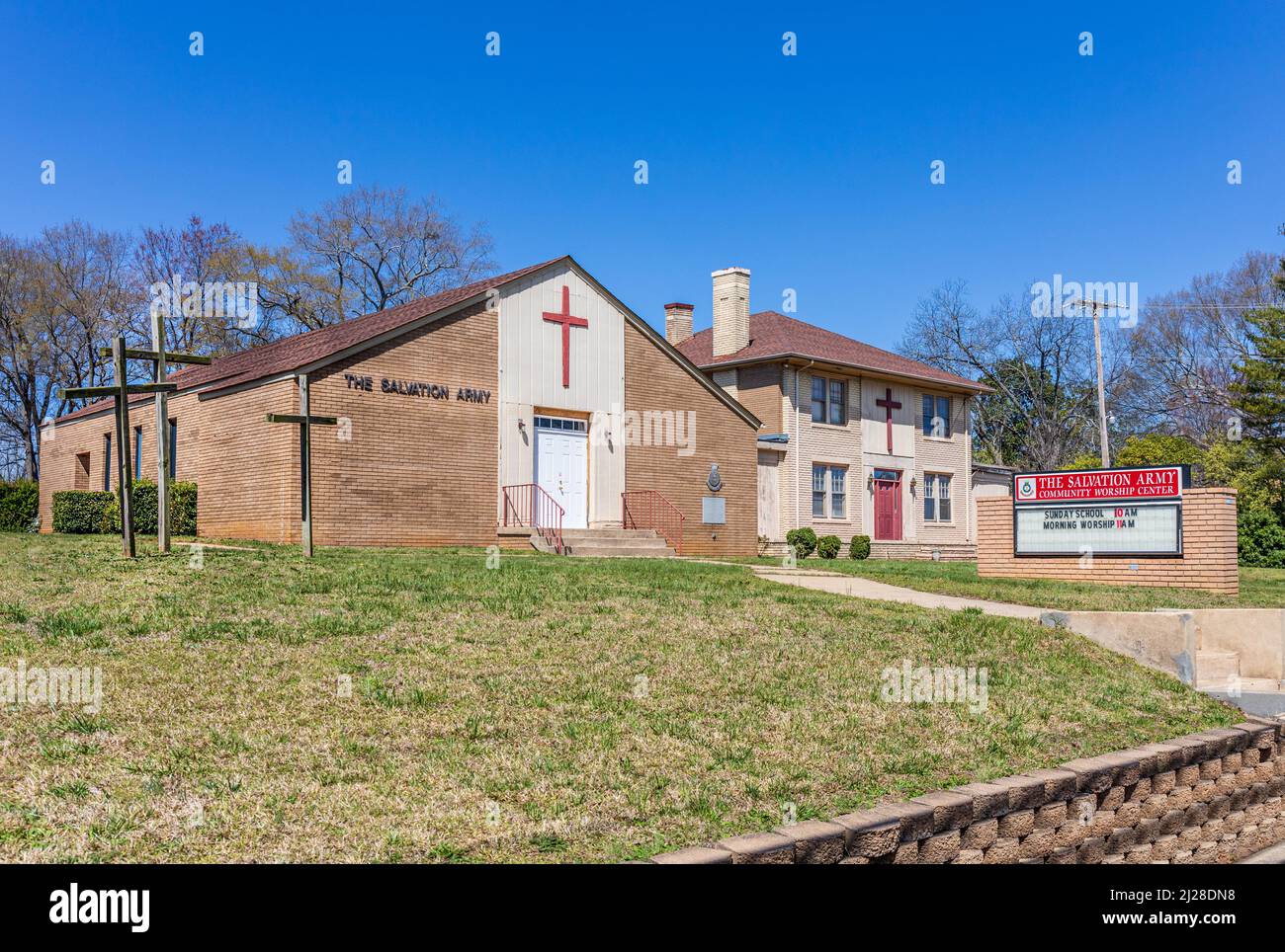 SHELBY, NC, EE.UU.-28 DE MARZO de 2022: El Centro de Culto Comunitario del Ejército de Salvación, y residencia adjunta. Foto de stock