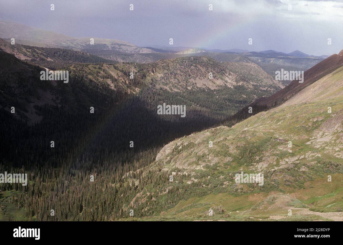 CO: Grand County, Arapahoe National Forest, Rollins Pass Road, siguiendo la vista Transcontinental Railroad View al este sobre los Picos Indios, con un arco iris Foto de stock
