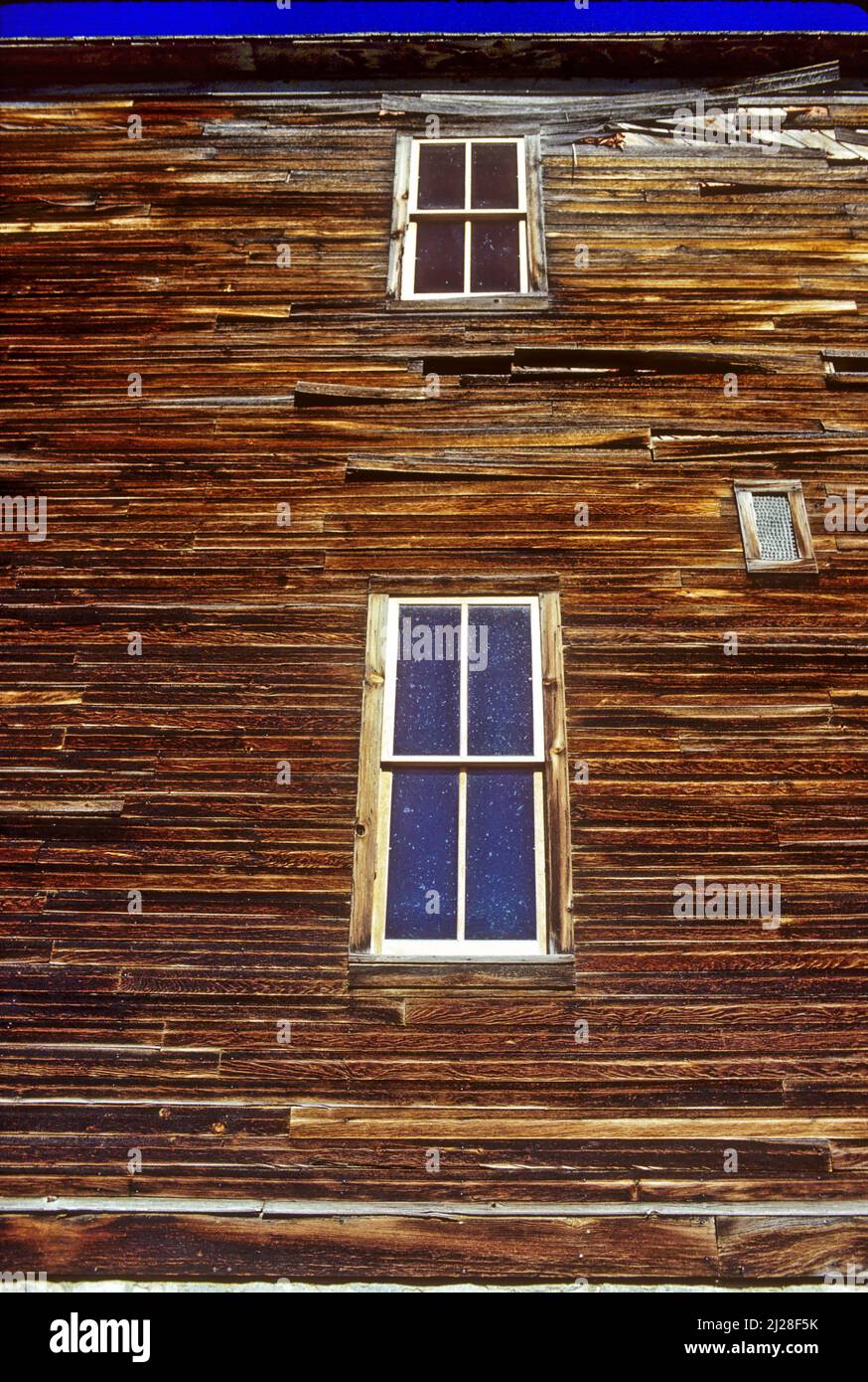 MT: Jefferson County, Boulder Valley, Elkhorn (ciudad fantasma), abandonada Fraternal Hall; dos ventanas. [Pregunte por #170,033.] Foto de stock