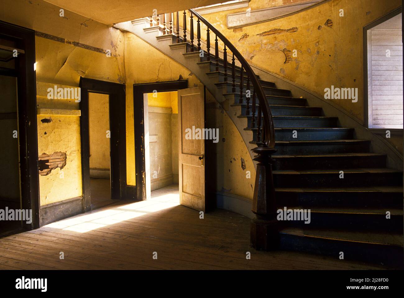 MT: Beaverhead County, Dillon Area, Bannack State Park (ciudad fantasma), interior y escalera de un hotel de ladrillo a la altura [Pida el #170,056.] Foto de stock