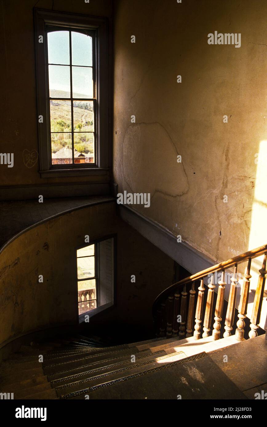 MT: Beaverhead County, Dillon Area, Bannack State Park (ciudad fantasma), interior y escalera de un hotel de ladrillo a la altura [Pida el #170,057.] Foto de stock