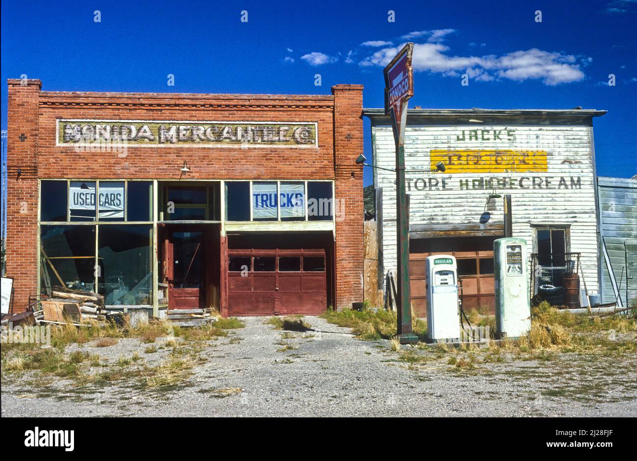 MT: Beaverhead County, Dillon Area, Monida (ciudad fantasma), tiendas abandonadas, incluyendo una gasolinera Foto de stock