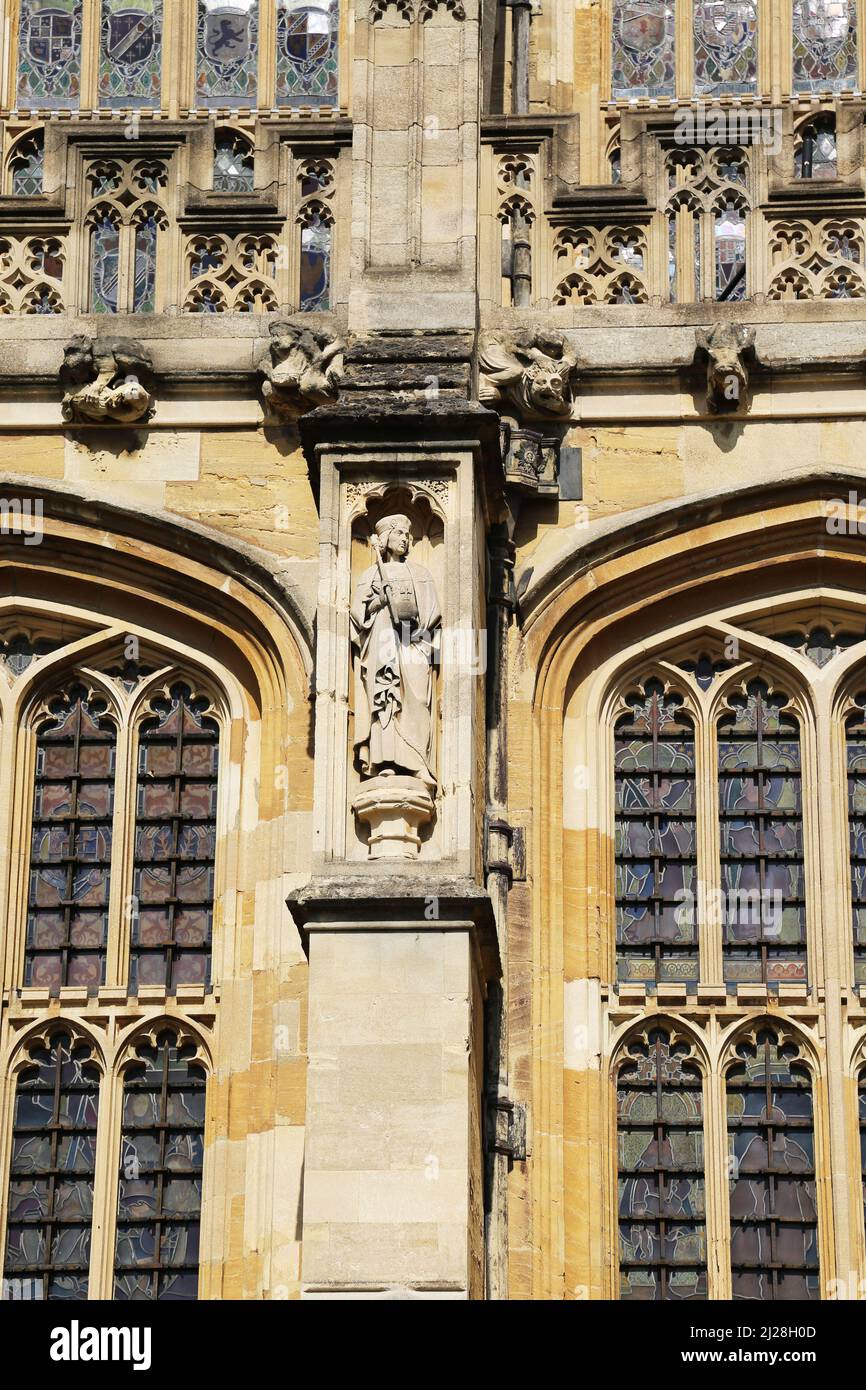 Estatuas de piedra talladas en la Capilla de San Jorge, residencia real soberana británica. Castillo de Windsor, Windsor, Berkshire, Inglaterra, Reino Unido Foto de stock
