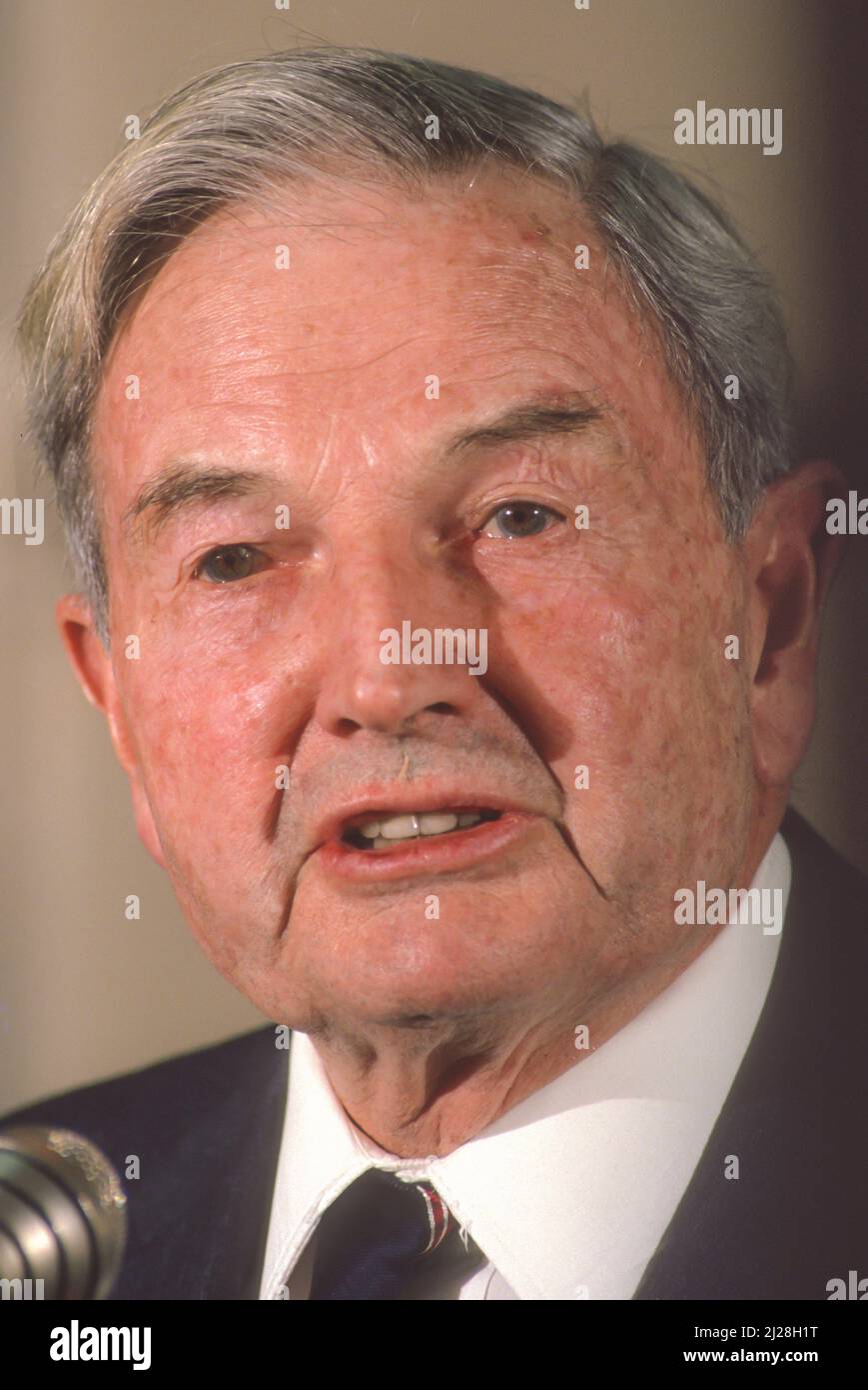 EE.UU., 1989 DE FEBRERO - David Rockefeller durante el discurso. Foto de stock