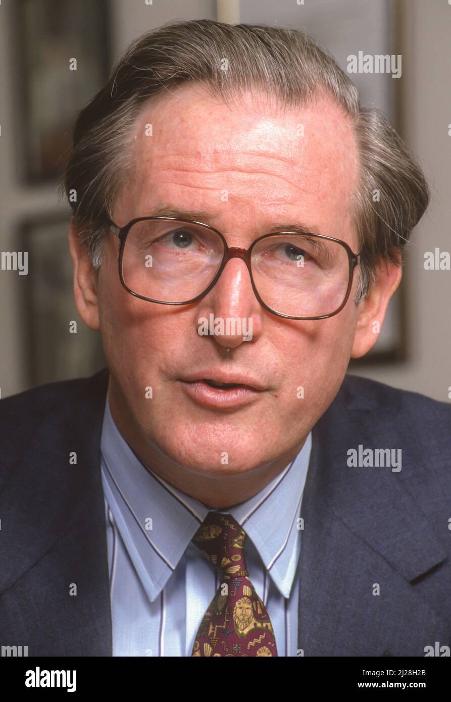 WASHINGTON, DC, EE.UU. - El Senador Jay Rockefeller (D-WV) habló durante una entrevista en su oficina de la colina del Capitolio, 20 de abril de 1993. Foto de stock