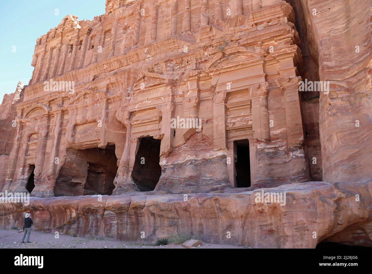 Arqueólogo en las Tumbas Reales de Petra Foto de stock