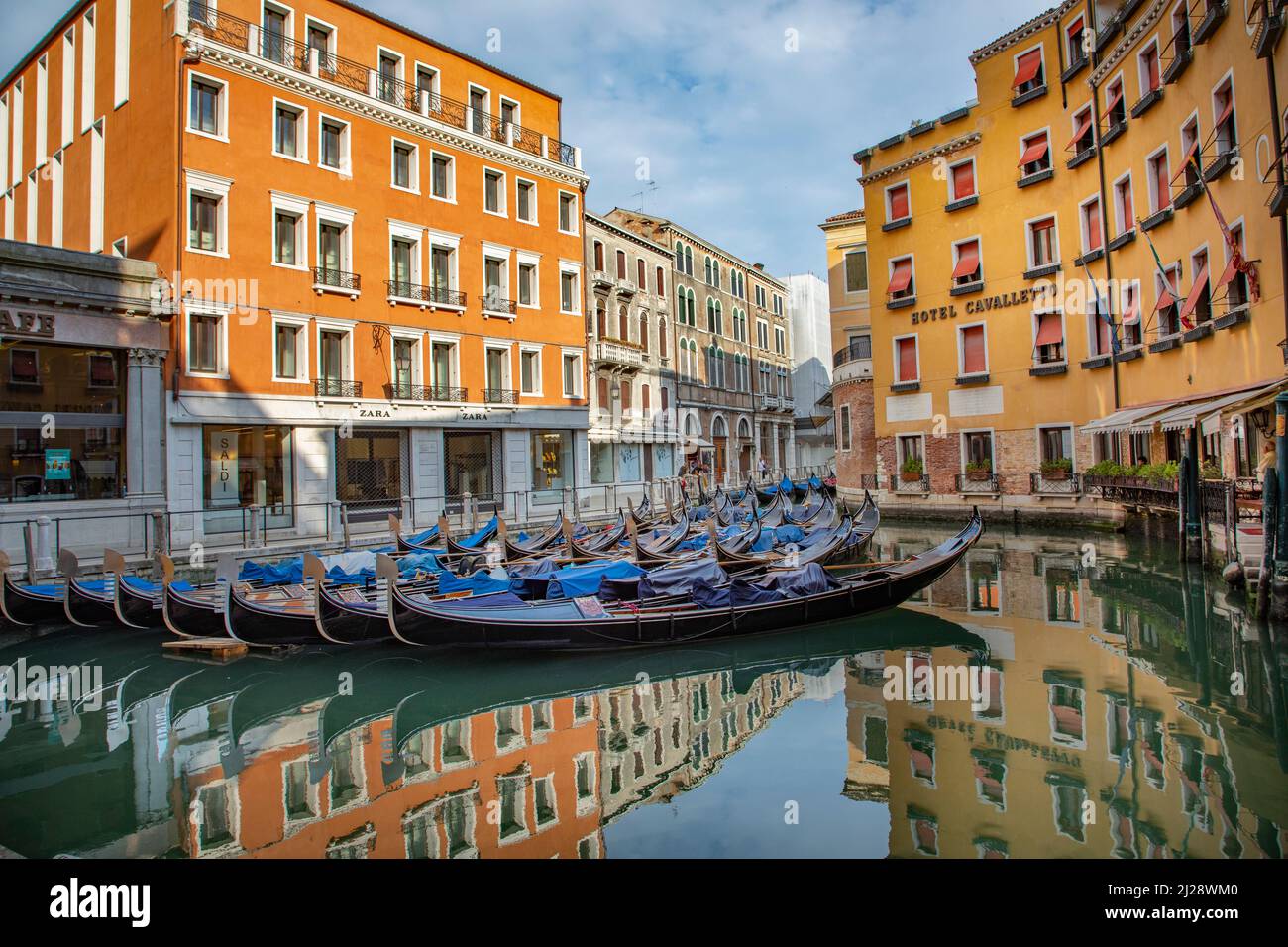 Venecia, Italia - 3 de julio de 2021: Parque de góndolas en el canal cerca  de San Marco con reflejo de la tienda Zara y el hotel Cavalletto Fotografía  de stock - Alamy