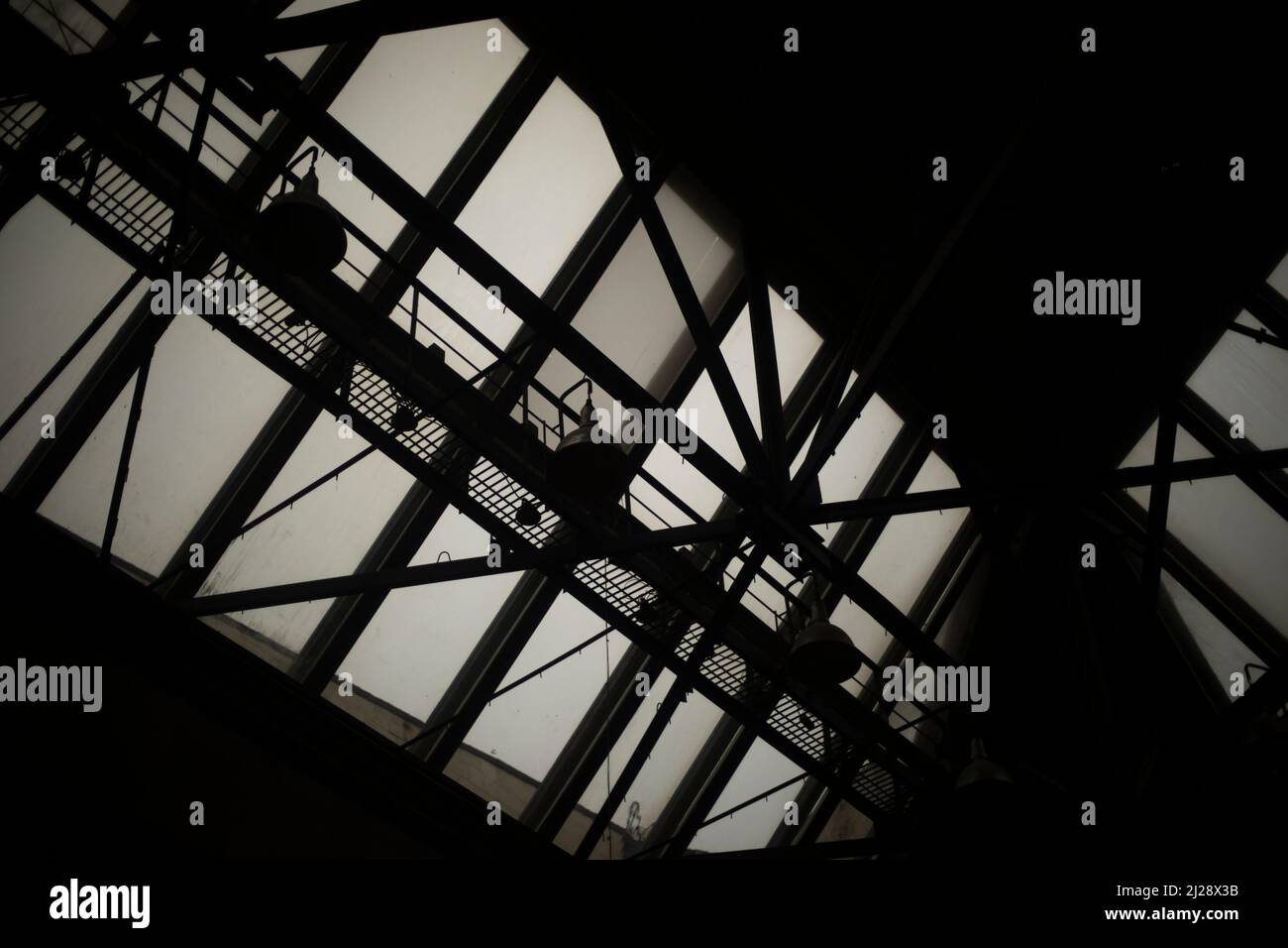 Tragaluz. Estructuras de acero en el techo. Aberturas de ventana en el techo del edificio. Detalles de la arquitectura moderna. Foto de stock