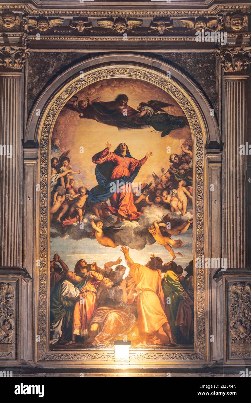 Venecia, Italia - 4 de julio de 2021: Tiziano, Asunción de la Virgen, Iglesia de Santa María Gloriosa - La Asunción de pintura, Venecia, Italia. Foto de stock