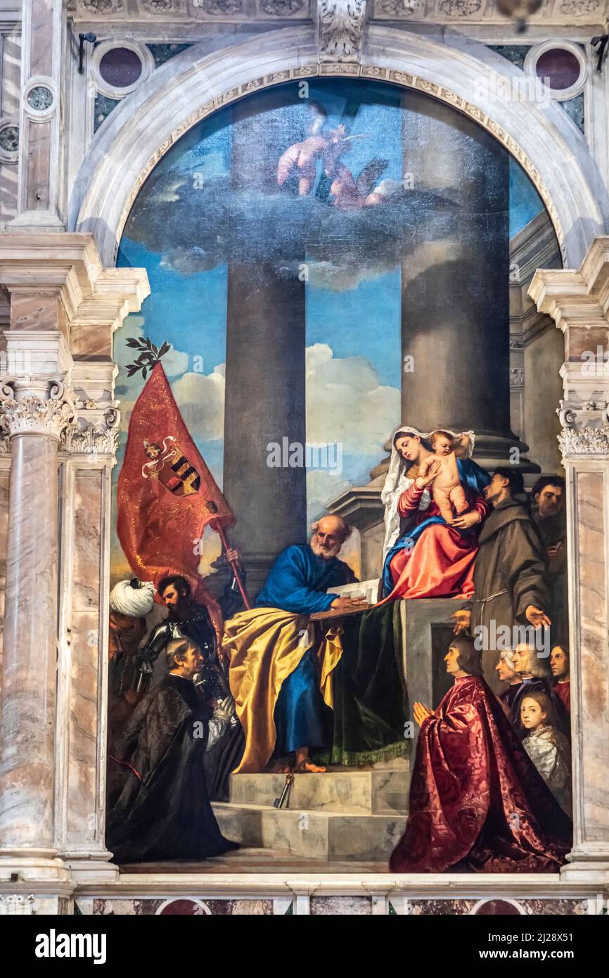 Venecia, Italia - 4 de julio de 2021: Tiziano, Athe pessaro Madonna, Iglesia de Santa Maria Gloriosa - La Asunción de pintura, Venecia, Italia. Foto de stock