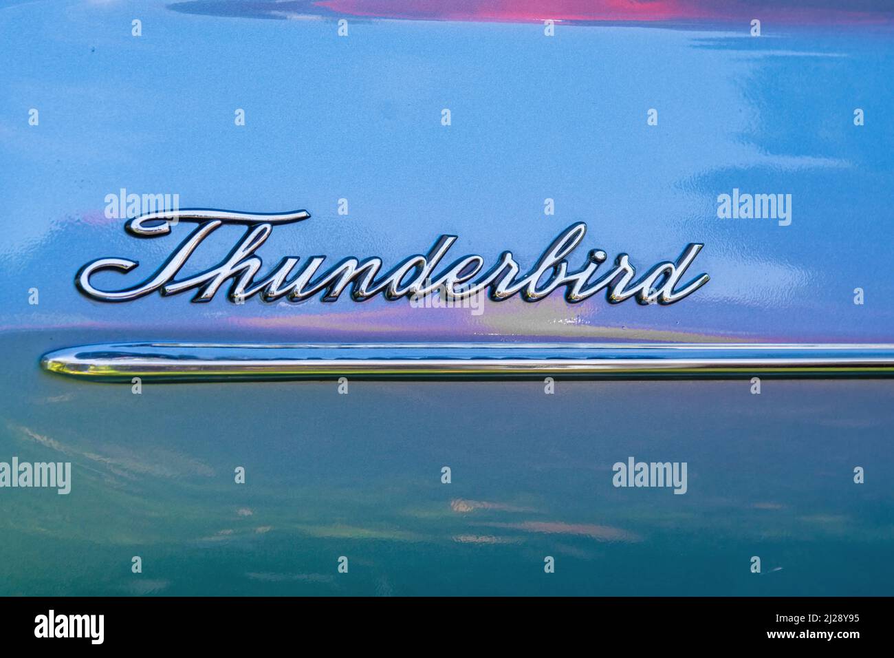 Insignia Thunderbird en un Ford Coupé 1966 Foto de stock
