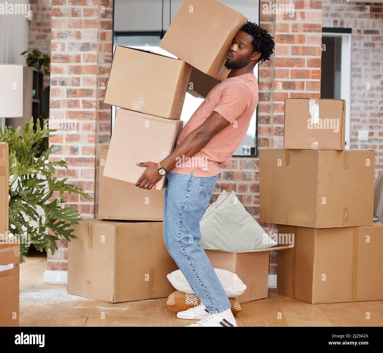 Tengo que hacer todo el trabajo pesado. Tiro de un hombre llevando cajas a  su nuevo hogar Fotografía de stock - Alamy
