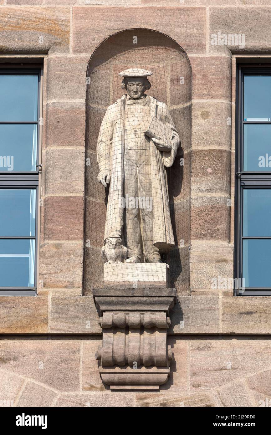 Escultura de piedra de Rudolf Sigmund von Holzschuher, jurista histórico del siglo 19th, fachada principal del Edificio de la Justicia, Nuremberg, Franconia Media Foto de stock