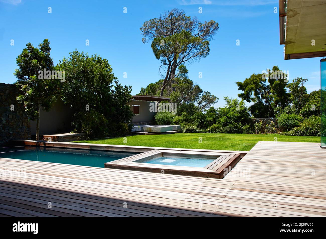 Vida moderna. Un moderno jardín trasero con piscina. Foto de stock