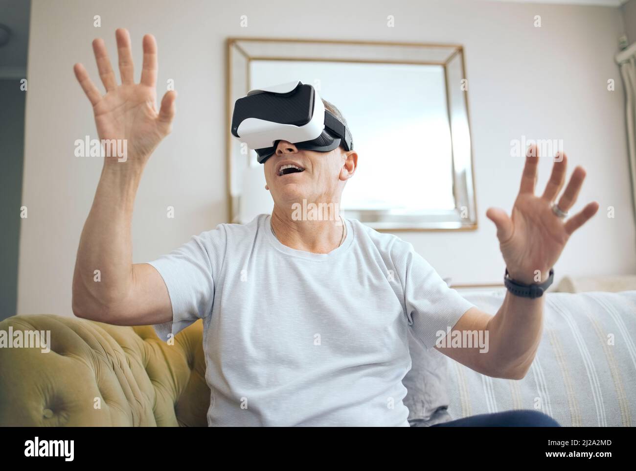 Entrar en otro mundo. Toma de un hombre maduro con un auricular VR en casa  Fotografía de stock - Alamy