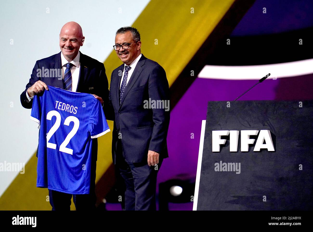 Gianni Infantino, presidente de la FIFA, presenta al Director General de la Organización Mundial de la Salud, Tedros Adhanom Ghebreyesus, una camisa durante el Congreso de la FIFA 72nd en el Centro de Exposiciones y Convenciones de Doha, Doha. Fecha de la foto: Jueves 31 de marzo de 2022. Foto de stock