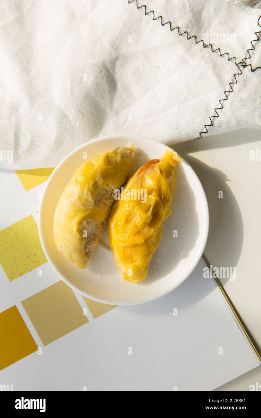 Pulpas durianas maduras, listas para comer Foto de stock