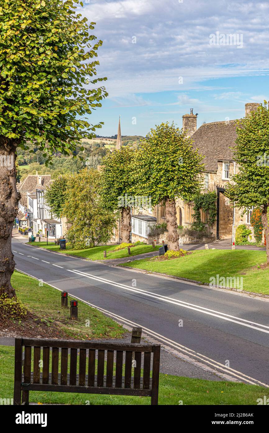 La colina en la ciudad de Cotswold de Burford, Oxfordshire, Inglaterra Reino Unido Foto de stock