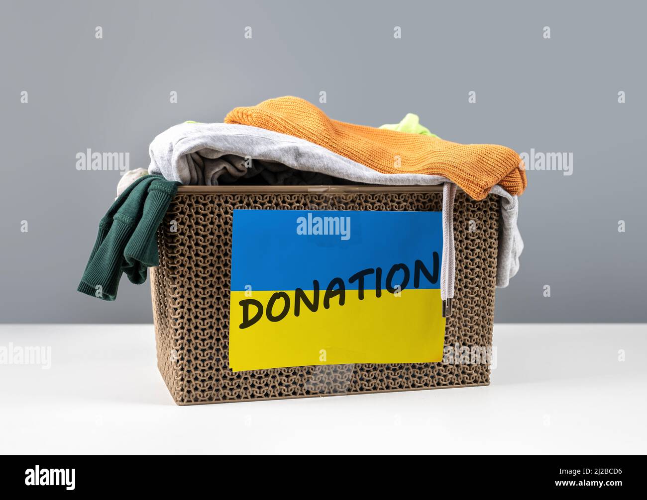 ropa para donación. Caja de donación con ropa usada en casa para ayudar a  la gente pobre. Paquete con ropa usada para donar, uso de segunda mano f  Fotografía de stock -