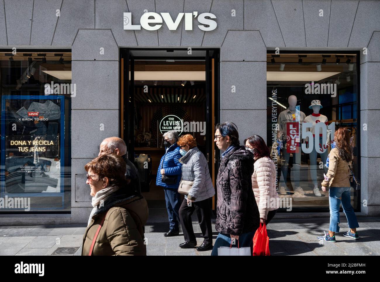 Europa tierra Mínimo Madrid, España. 5th Mar, 2022. Los peatones pasan por delante de la marca  de la empresa americana de ropa, la tienda de LeviÂ en España. (Imagen de  crédito: © Xavi Lopez/SOPA Images