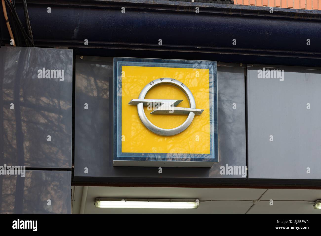 VALENCIA, ESPAÑA - 28 DE MARZO de 2022: Opel es un fabricante alemán de automóviles, filial de Stellantis Foto de stock