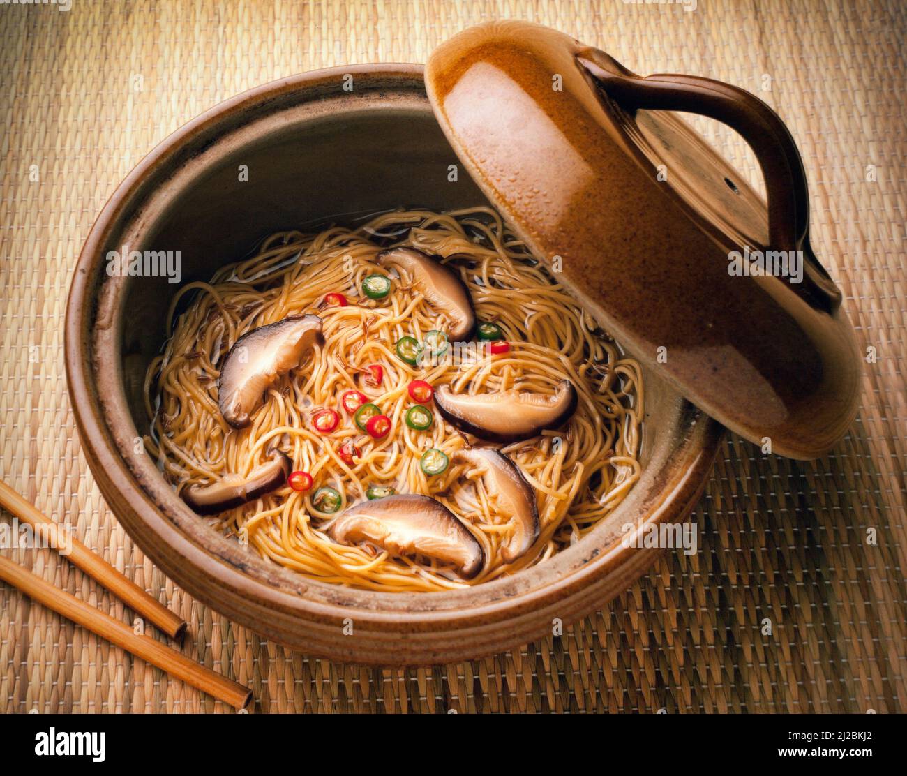 Plato de fideos chinos asiáticos con champiñones, chile Foto de stock