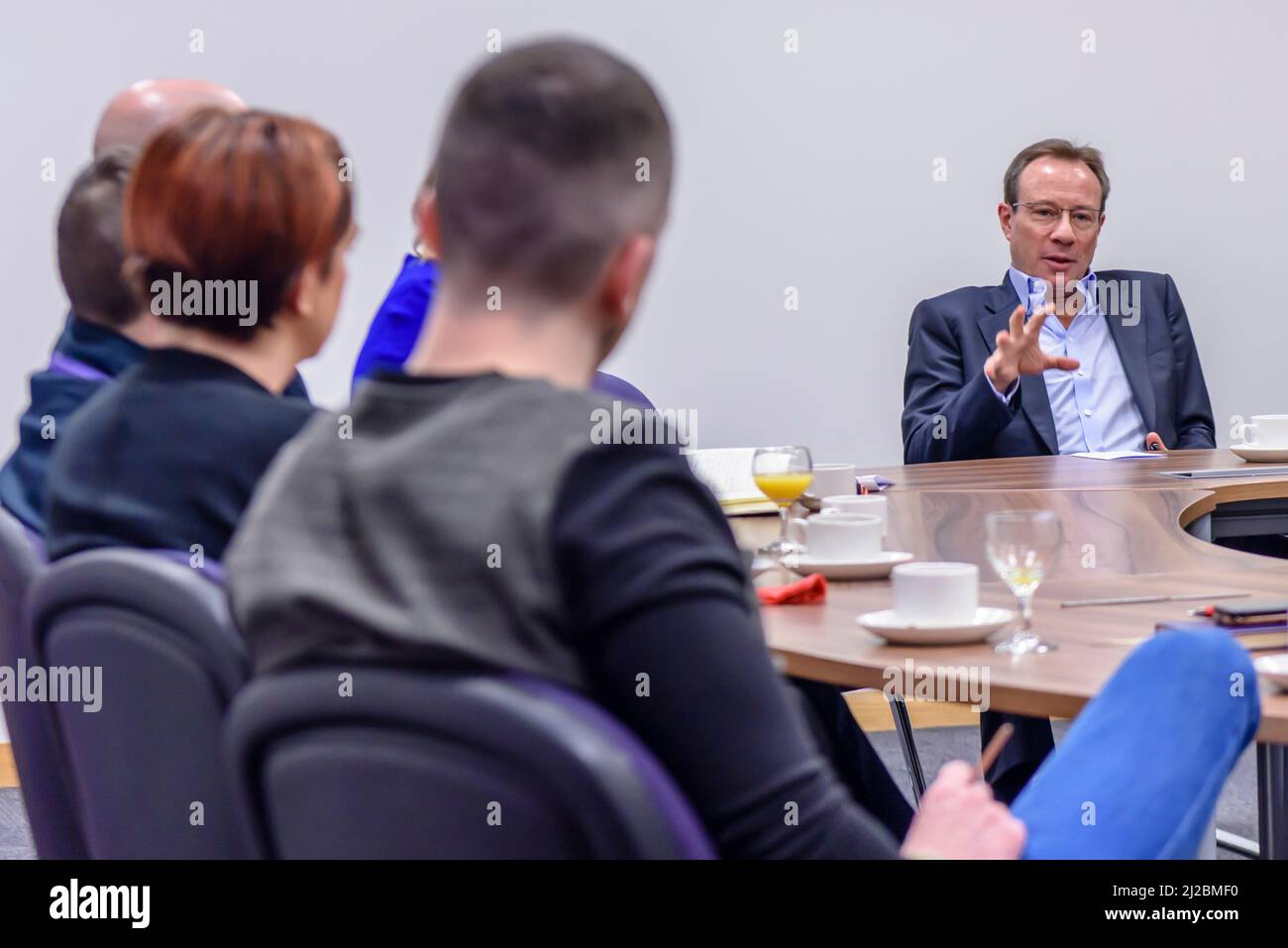 Philip Jansen preside una reunión durante su visita a Belfast, 28/02/2019 Foto de stock