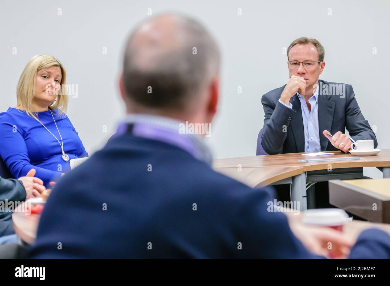 Philip Jansen preside una reunión durante su visita a Belfast, 28/02/2019 Foto de stock