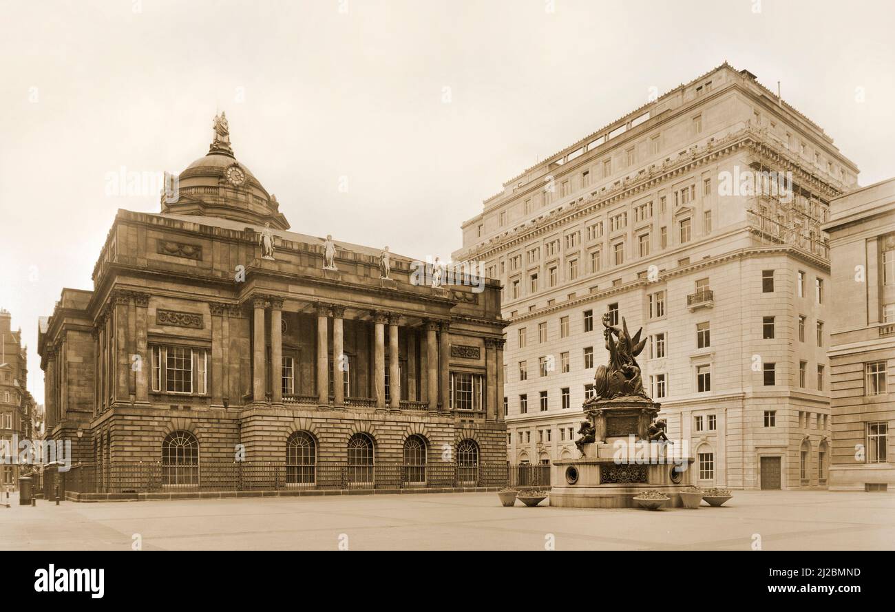 Ayuntamiento de Liverpool, vista trasera con el Monumento Nelson, con imagen de los años 70 Foto de stock