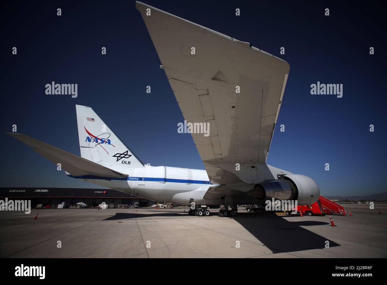 El observatorio aéreo de la NASA, Boeing 747SP modificado, SOFÍA,  Observatorio Estratosférico de Astronomía Infrarrodista, se muestra a los  medios de comunicación en el aeropuerto internacional, en Santiago, Chile,  el 31 de