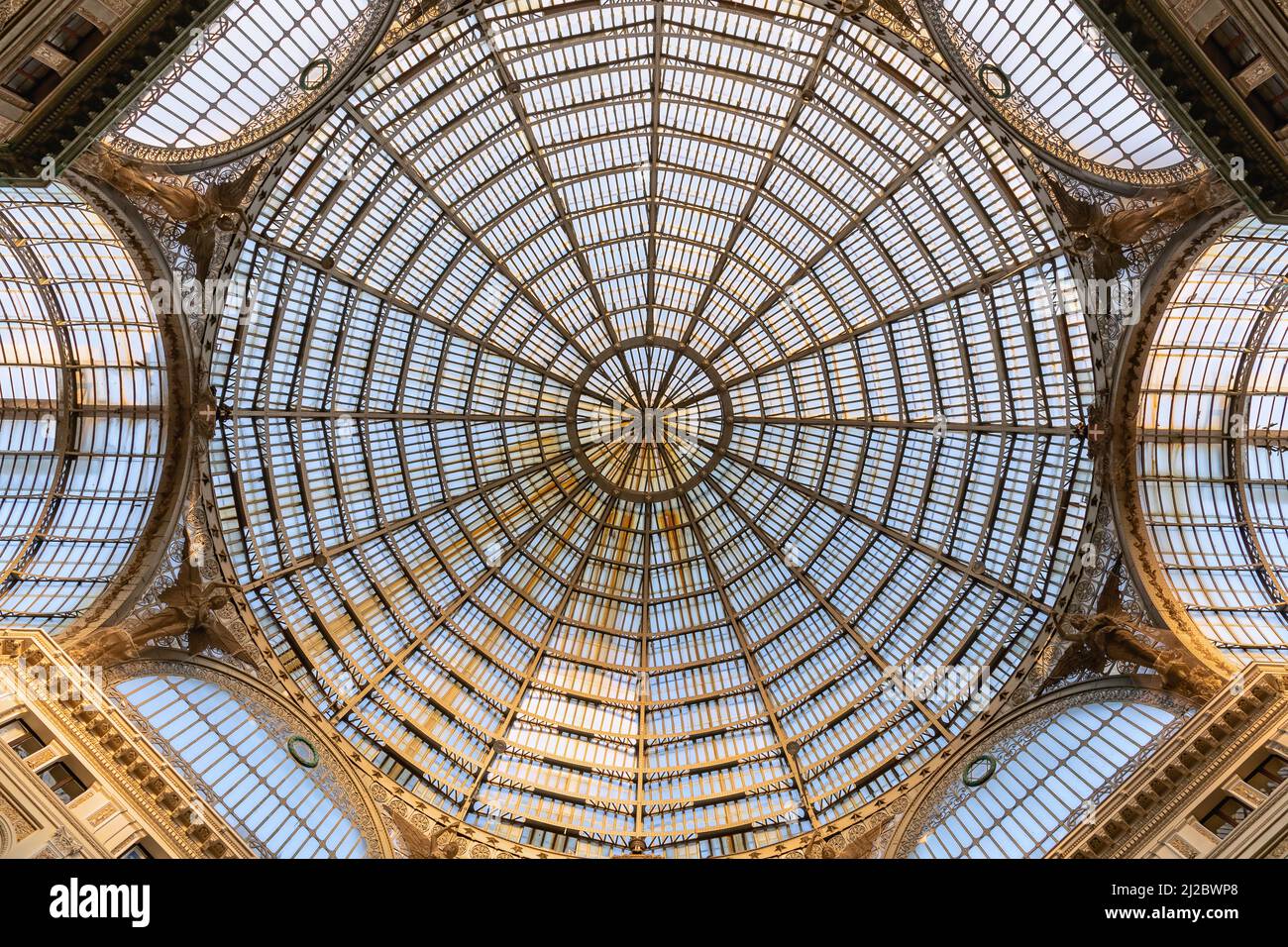 Nápoles, Italia - 24 de marzo de 2022: La cúpula de la Galleria Umberto que he visto desde el interior. La galería comercial fue construida en Nápoles entre 1887 y 1 Foto de stock