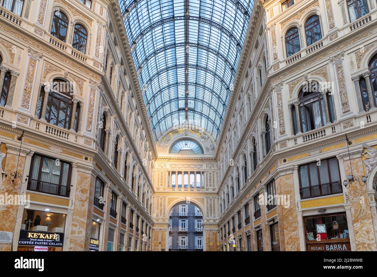 Nápoles, Italia - 24 de marzo de 2022: La galería Umberto I vista desde el interior, después de la reciente restauración. La galería comercial fue construida en Nápoles b Foto de stock